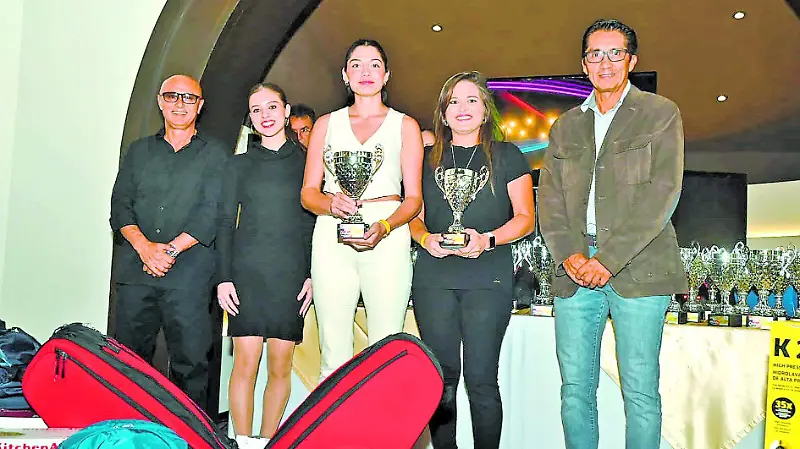 Se premió a las campeonas de dobles